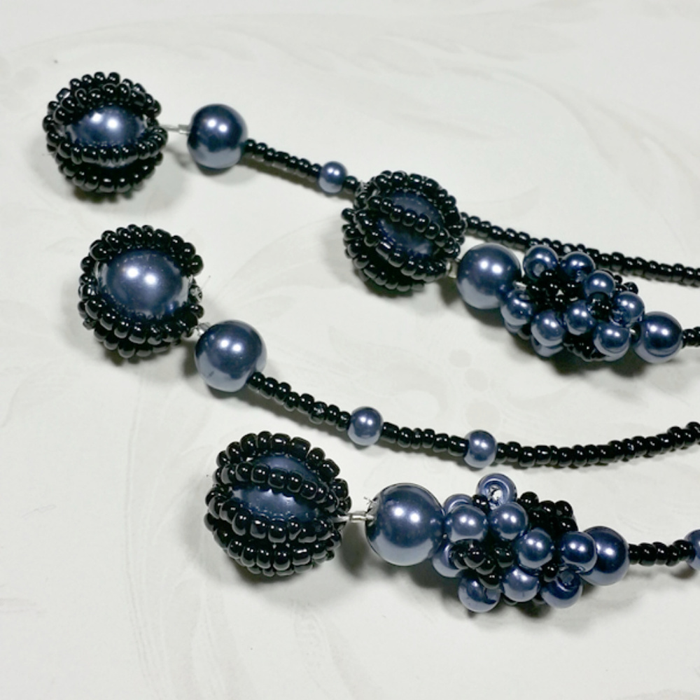Black/blue strands necklace with adjustable length